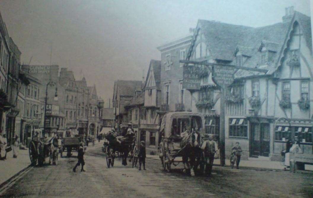 Tonbridge High Street and the Chequers at around the the turn of the 20th century