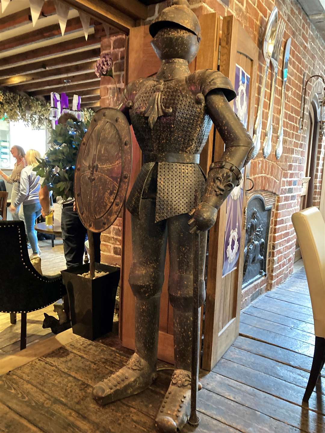 Some of the décor looked a little strange to me but Mrs SD was a big fan – she particularly appreciated the up-scaled cutlery and a suit of armour