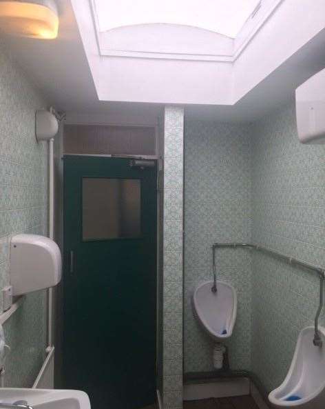 The brightest place in the whole pub, a skylight in the gents made the transition from the dark interior of the pub to the toilets a blinding experience. The toilets themselves, whilst traditional and dated, were well maintained and clean