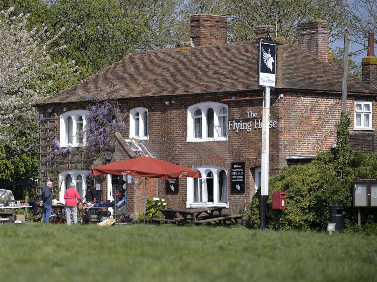 The Flying Horse is a free house facing the cricket pitch on the village green in either Boughton Aluph or Boughton Lees – I’d be grateful if someone could confirm which address is correct?