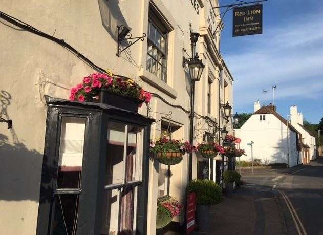 Looking every inch the traditional British village pub, there’s no denying the Red Lion in Bridge has kerbside appeal but the warm welcome inside comes from across the Channel