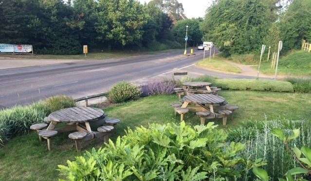 The picnic tables on the grass at the front of the pub were deserted – perhaps folk felt they were a little too close to the busy A road